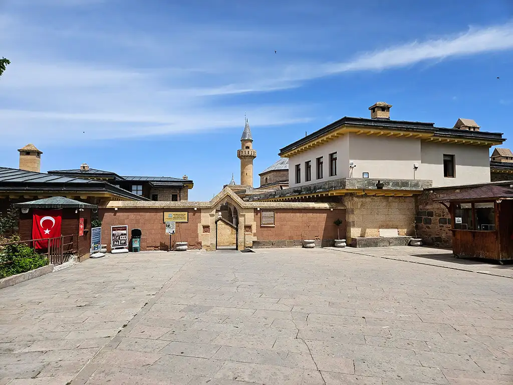 Hacı-Bektaş-Veli-Türbesi-Nevşehir-Türbeleri-Evliyaları-1