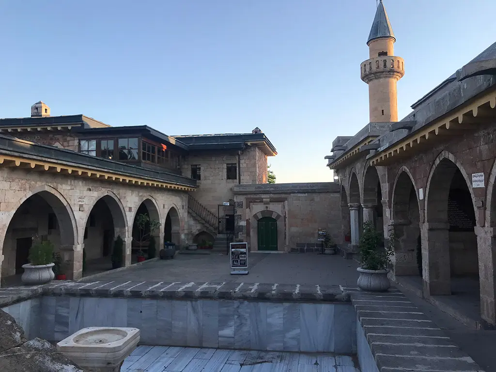 Hacı-Bektaş-Veli-Türbesi-Nevşehir-Türbeleri-Evliyaları-2