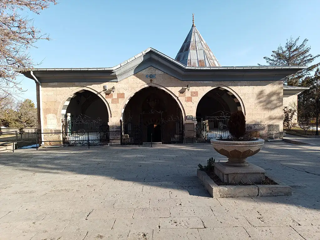 Hacı-Bektaş-Veli-Türbesi-Nevşehir-Türbeleri-Evliyaları-4