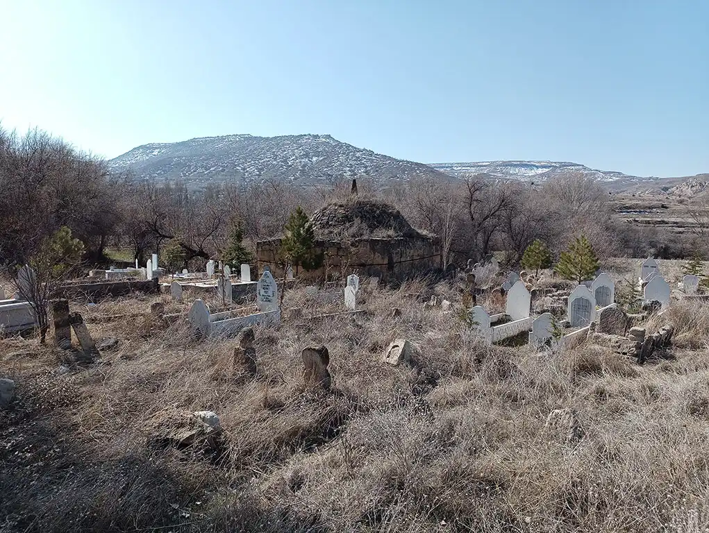 Karacaören Türbesi Karacaören Köyü Nevşehir