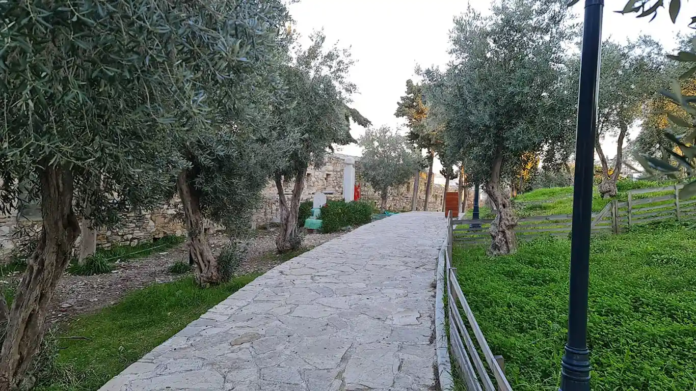 Seyit-Hüsnü-Türbesi-Kuşadası-Aydın-Türbeleri-2