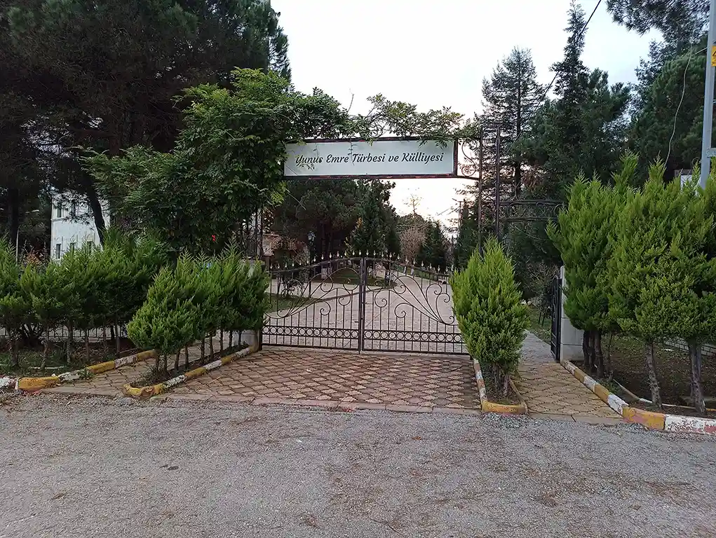 Yunus-Emre-Türbesi-Ünye-Ordu-Türbeleri-Evliyaları-1
